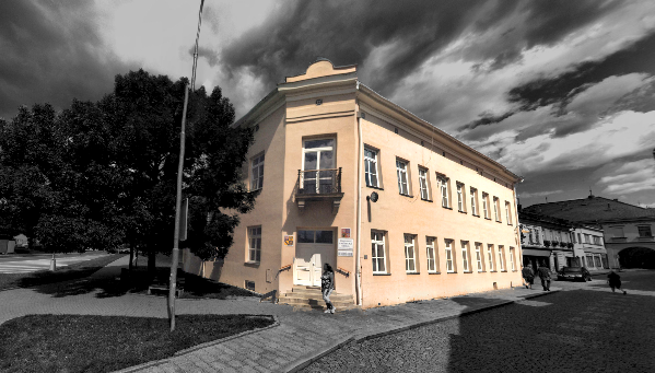 fotografie hlavní budovy školy
